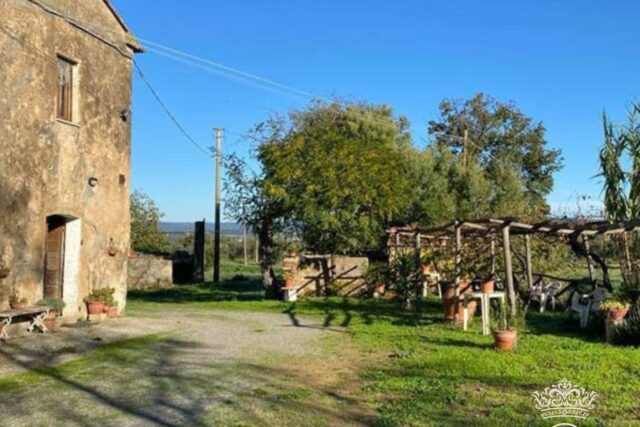 Podere nella campagna scarlinese