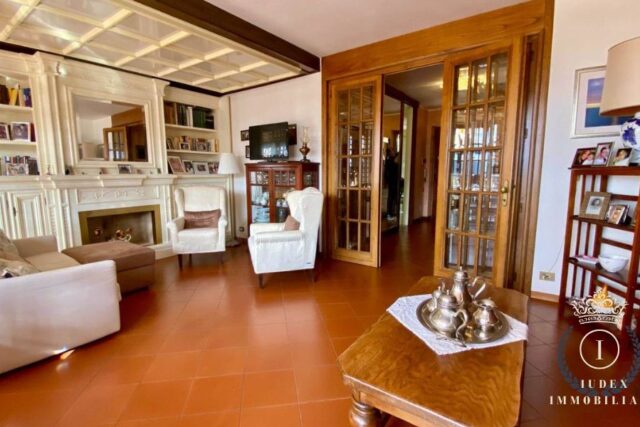 Elegante Appartamento con Vista Panoramica sul Mare
