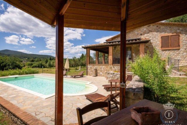 Casale Ristrutturato con Parco e Piscina